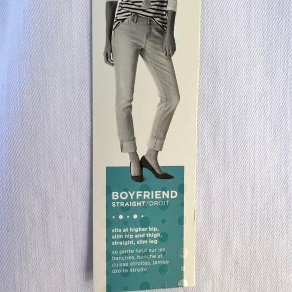 NEW White Old Navy Woman’s Boyfriend Straight Jeans Size 14 - Picture 3 of 6